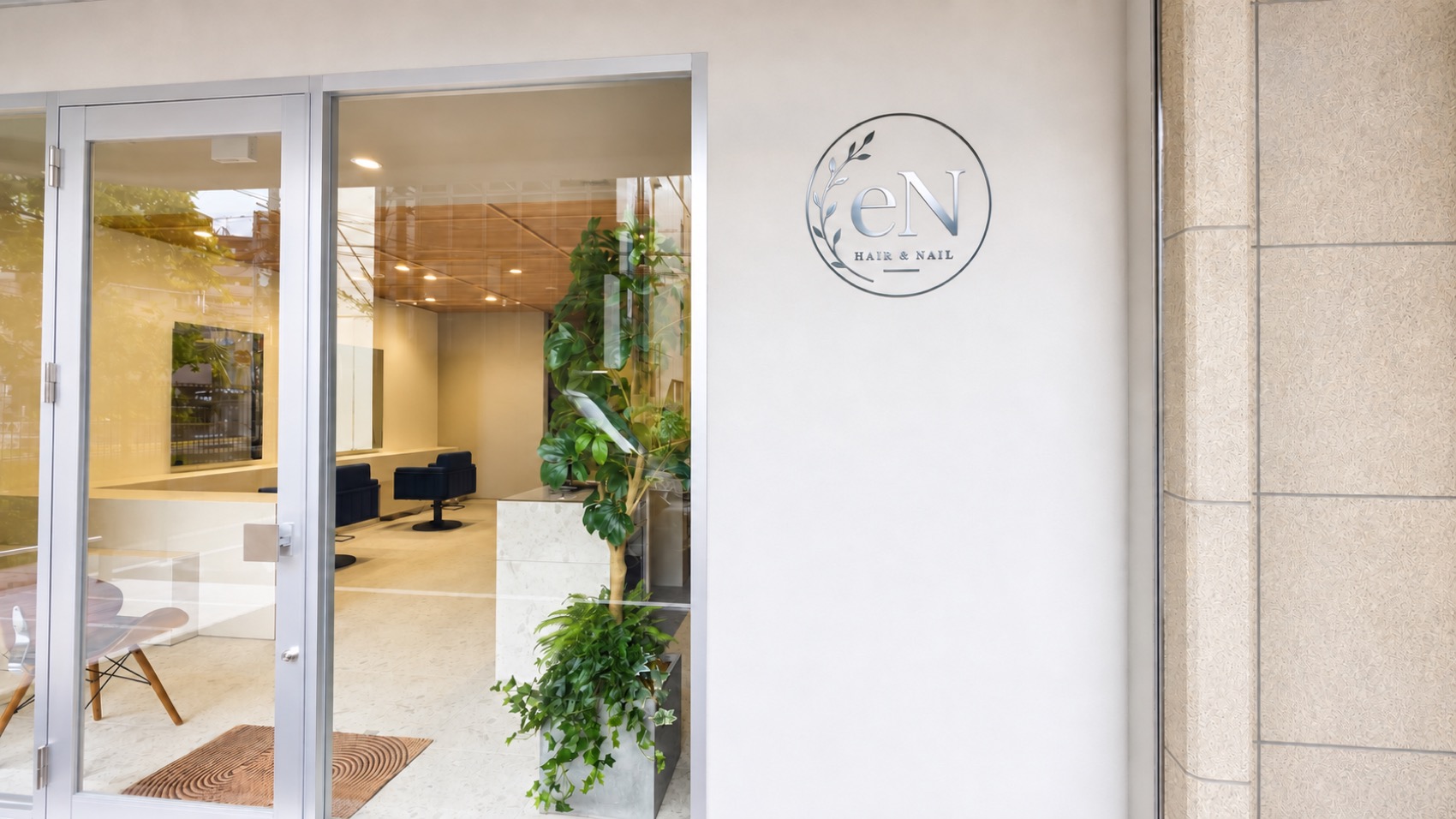 植物とロゴが見える店舗入口